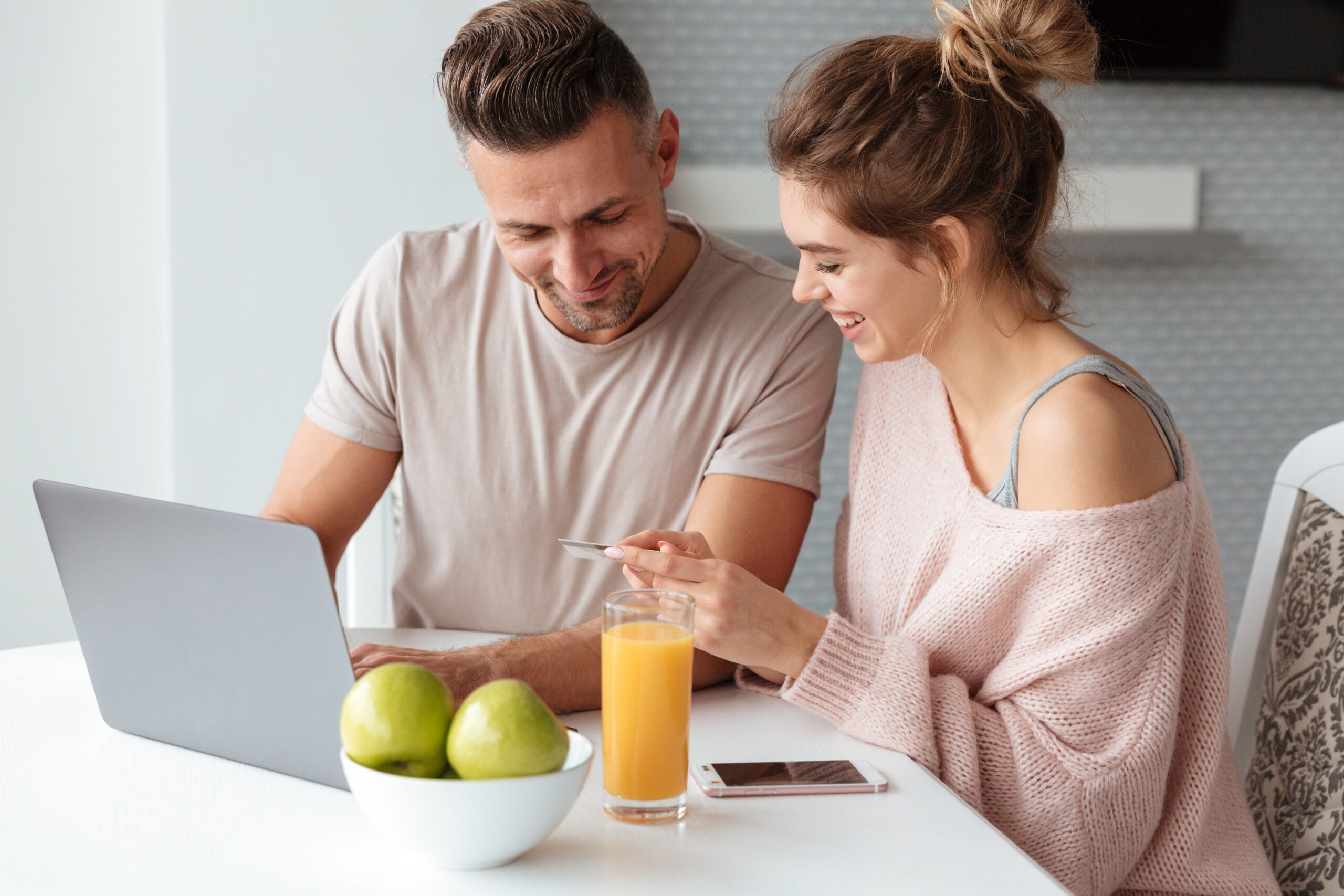 Pareja comprando piso online Living Sitges