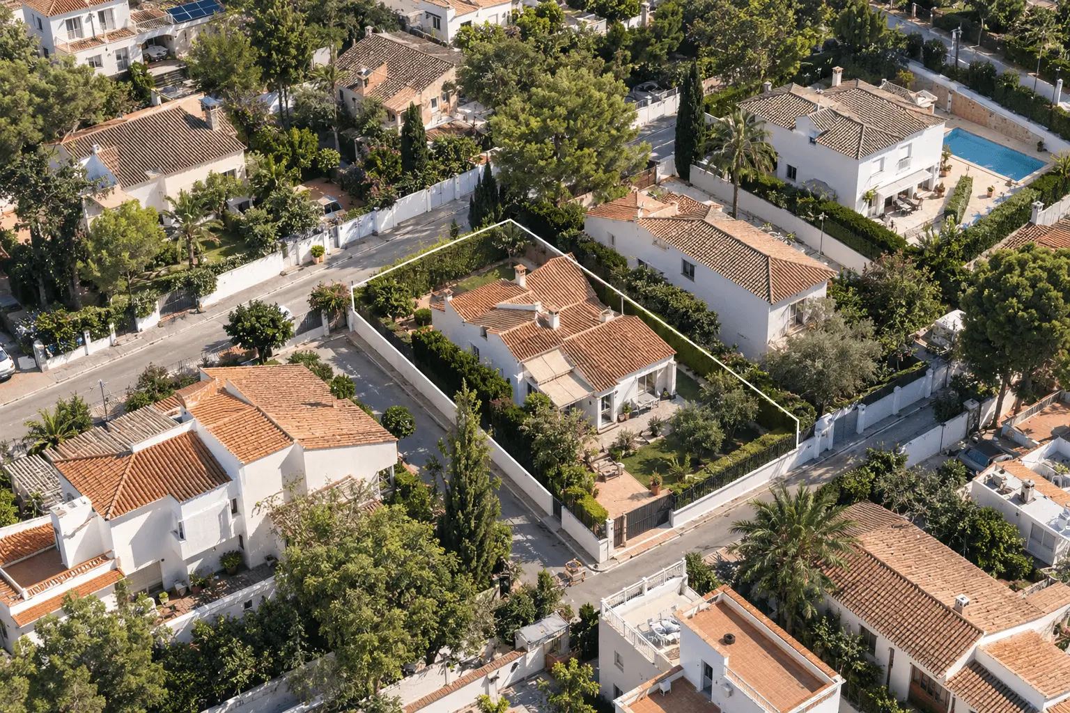 Vista aérea de viviendas con una parcela delimitada para ilustrar qué es el Catastro.